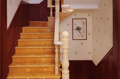 石屏中式别墅室内汉白玉石楼梯的定制安装装饰效果
